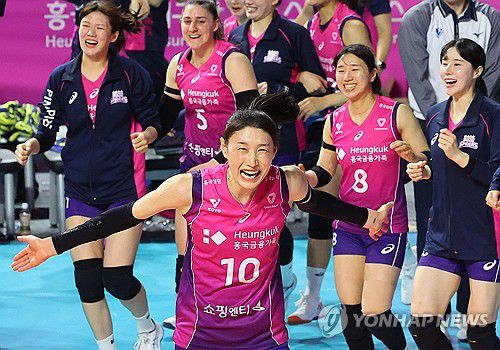 환호하는 김연경(인천=연합뉴스) 임순석 기자 = 2일 인천 삼산월드체육관에서 열린 프로배구 V리그 여자부 챔피언결정전 흥국생명과 정관장의 2차전 경기. 세트스코어 3-2로 승리한 흥국생명 선수들이 기뻐하고 있다. 2025.4.2 soonseok02@yna.co.kr