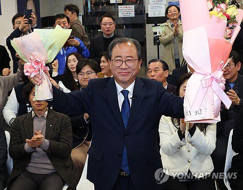 부산시교육감 재선거 김석준 당선 유력(부산=연합뉴스) 손형주 기자 = 김석준 부산시교육감 후보가 2일 오후 부산 부산진구 선거사무소에서 당선이 유력하자 꽃다발을 들고 환호하고 있다. 2025.4.2 handbrother@yna.co.kr