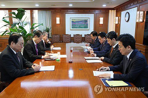 상호관세 대응 긴급 경제안보전략TF회의 주재하는 한덕수 권한대행(서울=연합뉴스) 한덕수 대통령 권한대행 국무총리가 3일 서울 종로구 정부서울청사 집무실에서 상호관계 대응 긴급 경제안보전략TF회의를 주재하고 있다. 2025.4.3 [국무총리실 제공. 재판매 및 DB 금지] jjaeck9@yna.co.kr