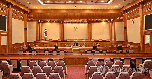 윤석열 대통령 탄핵선고 D-1(서울=연합뉴스) 윤석열 대통령 탄핵심판 선고를 하루 앞둔 3일 서울 종로구 헌법재판소 대심판정의 모습. 2025.4.3 [사진공동취재단] photo@yna.co.kr