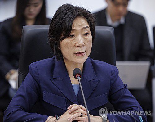 미국발 관세전쟁 현실화, 중소벤처부·관세청 수출중소기업 간담회(서울=연합뉴스) 황광모 기자 = 미 트럼프 대통령이 한국산 수입품에 25%의 상호관세를 부과하겠다고 발표한 3일 오영주 중소벤처기업부 장관이 서울 강남구 서울본부세관에서 중소벤처부와 관세청이 공동으로 개최한 수출중소기업 간담회에 참석해 정부의 대책에 대해 말하고 있다. 2025.4.3 hkmpooh@yna.co.kr