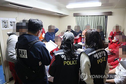 강릉 옥계항서 마약 밀반입 수사 중인 해경(동해=연합뉴스) 지난 2일 오후 강원 강릉시 옥계항에 정박 중인 한 선박에서 해경 관계자 등이 마약 밀반입 여부 등을 수사하고 있다.     동해해경청과 서울본부세관에 따르면 지난 2일 오전 6시 30분께 벌크선인 A호(3만2천t급·승선원 외국인 20명)가 마약 의심 물질을 선박에 싣고 한국으로 입항한다는 미국 FBI의 정보를 입수하고 해경과 세관 90여명을 동원해 옥계항에 입항한 A호를 집중적으로 수색했다. 2025.4.3 [동해지방해양경찰청 제공. 재판매 및 DB 금지] ryu@yna.co.kr