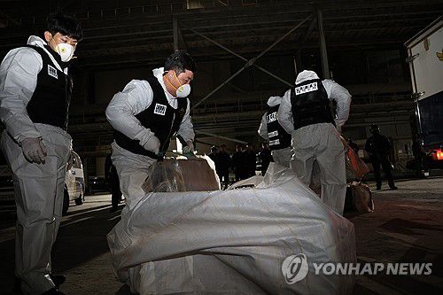 외국 선박에서 대량 마약 밀수 적발(강릉=연합뉴스) 지난 2일 강원 강릉시 옥계항에 정박한 외국 선박에서 코카인으로 추정되는 대량의 마약을 적발한 동해지방해양경찰청과 관세청 관계자들이 1kg 단위의 코카인 클록 수십 개가 들어있는 박스를 옮기고 있다.     이번에 적발된 마약은 중량 2t(톤), 시가 1조원 상당으로 6천700만명이 동시에 투약할 수 있는 규모다. 2025.4.3 [동해지방해양경찰청 제공. 재판매 및 DB 금지] yoo21@yna.co.kr