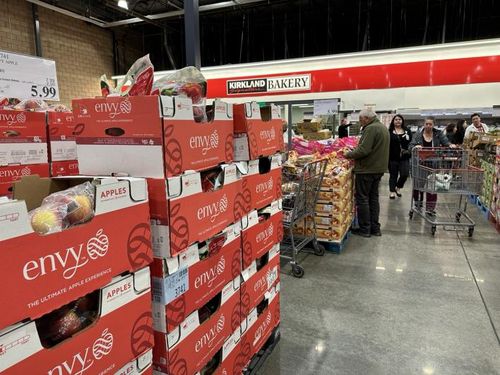 평소보다 한산한 미국 마트의 식료품 코너 (로스앤젤레스=연합뉴스) 임미나 특파원 = 3일(현지시간) 오후 평소보다 한산한 미국 로스앤젤레스(LA)의 한 코스트코 매장에서 소비자들이 과일 등 식료품을 살펴보고 있다. 도널드 트럼프 행정부의 관세 정책 영향으로 미국인들의 소비 심리는 위축된 양상이다. 2025.4.4 mina@yna.co.kr