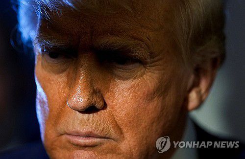 도널드 트럼프 미국 대통령(로이터=연합뉴스)  2025년 4월 3일 전용기 '에어 포스 원'에 탑승해 미국 플로리다주 마이애미로 비행중인 도널드 트럼프 미국 대통령이 동승한 기자들과 얘기를 나누고 있는 모습. (REUTERS/Kent Nishimura) 2025.4.4.