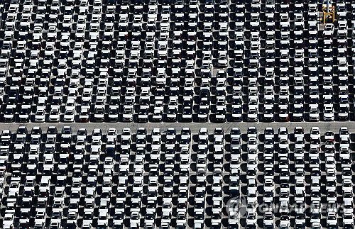 미국 로스앤젤레스항에 도착한 수입 자동차들(미국 캘리포니아주 윌밍턴 게티이미지 AFP=연합뉴스 자료사진) 2024년 4월 3일 미국 캘리포니아주 윌밍턴에서 촬영된 로스앤젤레스항 도착 수입 자동차들의 모습. (Photo by MARIO TAMA / GETTY IMAGES NORTH AMERICA / Getty Images via AFP) 2025.4.4.