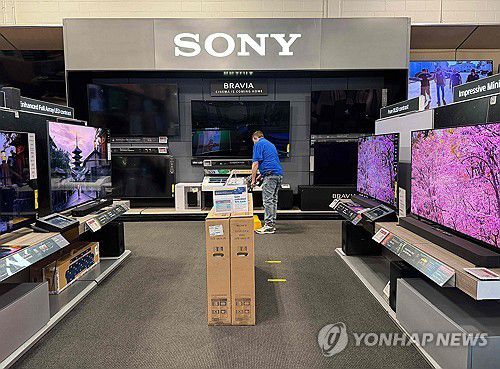 미국 캘리포니아의 베스트바이 매장(미국 캘리포니아주 샌러펠 게티이미지 AFP=연합뉴스) 2025년 3월 31일 미국 캘리포니아주 샌러펠의 베스트바이 매장에 전시된 소니 TV들. (Photo by JUSTIN SULLIVAN / GETTY IMAGES NORTH AMERICA / Getty Images via AFP) 2025.4.4.