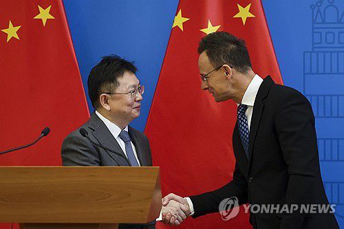 (부다페스트 AP=연합뉴스) 헝가리를 방문한 링지 중국 상무부 부부장(왼쪽)이 3일(현지시간) 부다페스트에서 씨야르토 페테르 헝가리 외무·무역장관과 공동 기자회견을 하며 악수하고 있다. 2025.4.4 [헝가리 MTI통신 제공]