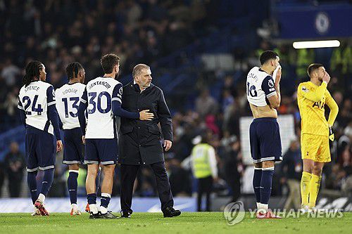 토트넘 선수단과 포스테코글루 감독[AP=연합뉴스]
