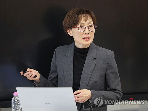 IBS RNA연구단, mRNA 백신 작동원리 최초 규명(서울=연합뉴스) 류영석 기자 = 기초과학연구원(IBS) RNA연구단장을 맡고 있는 김빛내리 서울대 생명과학부 석좌교수가 지난 2일 서울 관악구 서울대학교에서 연구단의 mRNA 백신 작동원리 세계 최초 규명과 관련해 기자간담회를 하고 있다. 2025.4.4 ondol@yna.co.kr