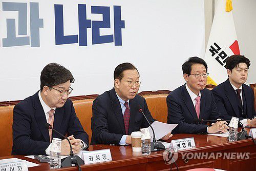 발언하는 권영세 비상대책위원장(서울=연합뉴스) 박동주 기자 = 국민의힘 권영세 비상대책위원장이 3일 서울 여의도 국회에서 열린 비상대책위원회의에서 발언하고 있다. 2025.4.3 pdj6635@yna.co.kr