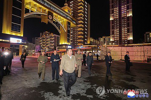 김정은, 준공 앞둔 화성지구 3단계구역 준비정형 시찰(평양 조선중앙통신=연합뉴스) 북한 김정은 국무위원장이 3일 준공을 앞둔 화성지구 3단계 구역에 건설된 중요봉사시설들의 운영준비정형을 현지에서 지도했다고 조선중앙통신이 4일 보도했다. 현지지도에는 김위원장의 딸 김주애도 동행했다.  2025.4.4      [국내에서만 사용가능. 재배포 금지. For Use Only in the Republic of Korea. No Redistribution] nkphoto@yna.co.kr