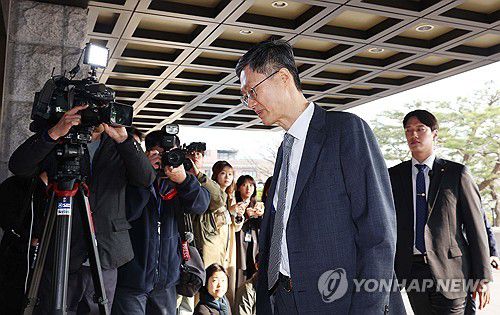 헌재 출근하는 문형배 헌법재판소장 권한대행(서울=연합뉴스) 문형배 헌법재판소장 권한대행이 윤석열 대통령 탄핵심판 선고기일인 4일 서울 종로구 헌법재판소로 출근하고 있다. 2025.4.4 [사진공동취재단] photo@yna.co.kr