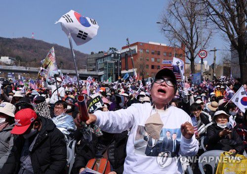대통령 파면 소식에 오열하는 지지자(서울=연합뉴스) 서대연 기자 = 헌법재판소가 윤석열 대통령의 파면을 선고한 4일 서울 용산구 한남동 대통령 관저 인근에서 열린 대한민국바로세우기국민운동본부 탄핵반대 집회에서 한 지지자가 오열하고 있다. 2025.4.4 dwise@yna.co.kr