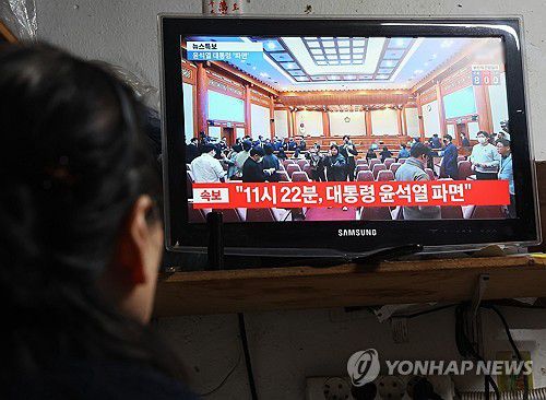 탄핵 심판 선고 지켜보는 시장 상인(수원=연합뉴스) 홍기원 기자 = 4일 경기도 수원시 한 전통시장에서 상인이 헌법재판소의 윤석열 대통령 탄핵 심판 선고를 TV를 통해 지켜보고 있다. 2025.4.4 xanadu@yna.co.kr