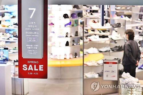 롯데백화점 봄 정기세일 돌입(서울=연합뉴스) 진연수 기자 = 봄을 맞이한 백화점 3사가 이번 주 일제히 올해 첫 정기세일에 들어간다. 롯데백화점은 다음 달 13일까지 모든 점포에서 480여 개 브랜드 상품을 최대 50% 할인판매하는 '스프링 세일'을 한다고 밝혔다. 신세계백화점과 현대백화점도 같은 기간 '신백멤버스페스타'와 '더 세일'을 진행해 다양한 상품을 할인판매한다.