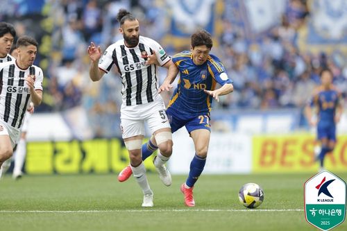 울산 이청용(오른쪽)과 서울 야잔의 경합 모습.[한국프로축구연맹 제공. 재판매 및 DB 금지]