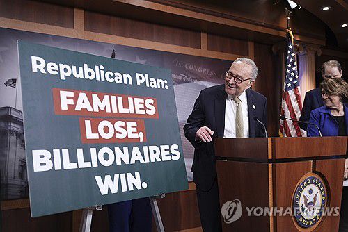 척 슈머 민주당 상원 원내대표(워싱턴 AP=연합뉴스) 척 슈머 민주당 상원 원내대표가 4일(현지시간) 공화당의 감세 정책에 대해 비판하고 있다. 2025.4.4 photo@yna.co.kr