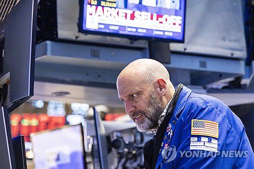 뉴욕 증권거래소의 트레이더[EPA 연합뉴스 자료사진]
