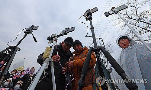유튜버 세상(의왕=연합뉴스) 김도훈 기자 = 윤석열 대통령이 내란 우두머리 혐의로 고위공직자범죄수사처에 체포된 지 이틀째인 16일 오후 경기도 의왕시 서울구치소에서 유튜버들이 윤 대통령 지지자들이 집회를 촬영하고 있다. 2025.1.16 superdoo82@yna.co.kr