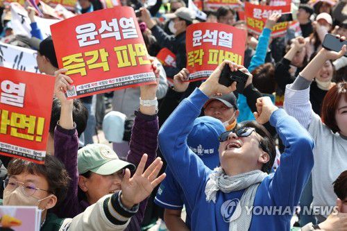'환호'(서울=연합뉴스) 김성민 기자 = 헌법재판소가 윤석열 전 대통령 탄핵 사건에 대해 인용을 선고한 4일 서울 용산구 한남동 관저 인근에서 탄핵에 찬성한 시민들이 환호하고 있다. 2025.4.4 ksm7976@yna.co.kr