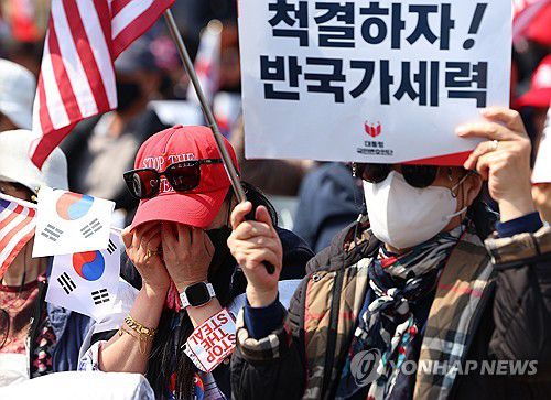 윤석열 대통령 파면, 눈물 흘리는 지지자(서울=연합뉴스) 김도훈 기자 = 헌재의 윤석열 대통령 탄핵 인용이 발표된 4일 서울 용산 대통령실 인근에서 지지자가 눈물을 흘리고 있다. 2025.4.4 superdoo82@yna.co.kr