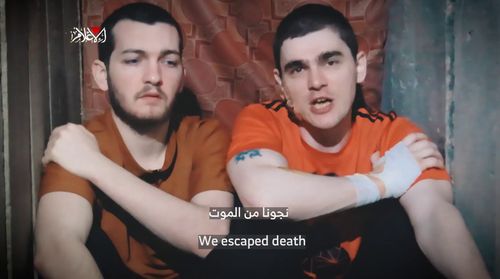 하마스가 공개한 이스라엘 인질 막심 헤르킨(오른쪽), 바르 쿠페르시타인의 영상[하마스 제공. 재판매 및 DB 금지]