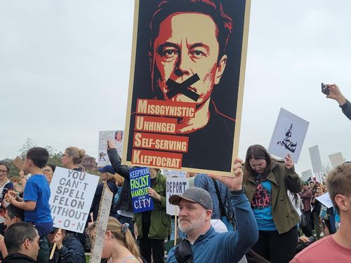 워싱턴 DC에서 열린 反반트럼프 시위(워싱턴=연합뉴스) 조준형 특파원 = 5일(현지시간) 도널드 트럼프 미국 대통령의 일방주의적 국정 운영에 반대하는 시위가 워싱턴 DC 내셔널 몰에서 열렸다. 2025.4.6 jhcho@yna.co.kr