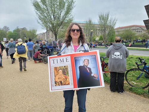 트럼프 반대 시위 참가한 미국 시민(워싱턴=연합뉴스) 조준형 특파원 = 5일(현지시간) 도널드 트럼프 미국 대통령의 일방주의적 국정 운영에 반대하는 시위가 워싱턴 DC 내셔널 몰에서 열렸다.   한 참가자가 트럼프 대통령(2024년)과 히틀러(1938년)를 각각 '올해의 인물'로 선정한 시사주간 타임지 표지 2개를 나란히 배치한 팻말을 목에 건 채 포즈를 취했다. 2025.4.5 jhcho@yna.co.kr