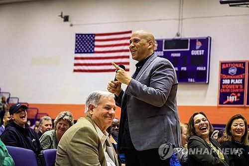 유권자들과 만나는 코리 부커 상원의원(민주)[미 뉴저지주 AFP=연합뉴스 재판매 및 DB금지]