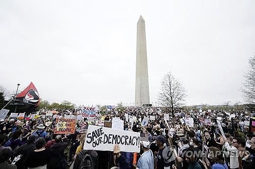 워싱턴 DC에서 열린 反트럼프 시위[워싱턴 AP=연합뉴스 재판매 및 DB금지] 5일(현지시간) 도널드 트럼프 미국 대통령의 일방주의적 국정 운영에 반대하는 시위가 워싱턴 DC 상징물인 워싱턴기념탑 주변에서 열렸다. 2025.4.6 jhcho@yna.co.kr