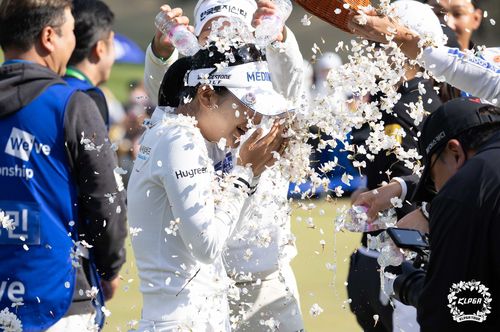 축하 꽃잎 세례를 받는 이예원.[KLPGA  제공. 재판매 및 DB 금지]