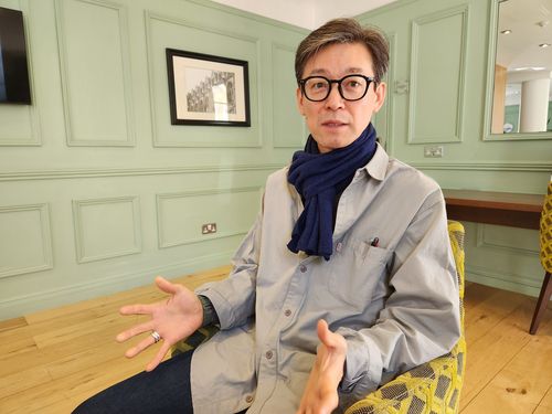 창극 '리어'로 올리비에상 후보 오른 정영두 연출(런던=연합뉴스) 김지연 특파원 = 창극 '리어'로 영국 공연계 권위의 '로런스 올리비에상' 후보에 오른 정영두 연출이 6일(현지시간) 시상식을 앞두고 런던에서 연합뉴스와 인터뷰하고 있다. cherora@yna.co.kr