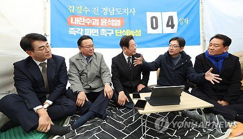 발언하는 김경수 전 경남지사(서울=연합뉴스) 류영석 기자 = 12일 서울 광화문 인근 천막에서 윤석열 대통령 파면을 촉구하며 단식 농성에 돌입한 김경수 전 경남지사가 발언하고 있다.     왼쪽부터 박용진 전 의원, 김부겸 전 국무총리, 더불어민주당 이재명 대표, 김경수 전 경남지사, 이광재 전 국회 사무총장. 2025.3.12 [공동취재] ondol@yna.co.kr