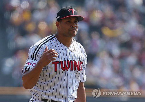 개막전 1회 삼자범퇴로 막아낸 치리노스(서울=연합뉴스) 김도훈 기자 = 22일 서울 잠실야구장에서 열린 2025 신한 SOL 뱅크 KBO리그 정규시즌 개막전 롯데 자이언츠와 LG 트윈스의 경기. 1회초를 삼자범퇴로 막아낸 LG 선발 치리노스가 세리머니를 하며 더그아웃으로 향하고 있다. 2025.3.22 superdoo82@yna.co.kr