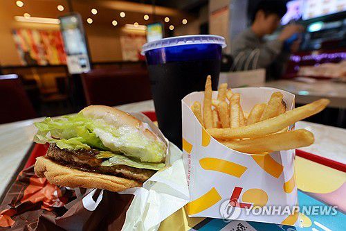 롯데리아, 메뉴 가격 3.3% 인상(서울=연합뉴스) 신현우 기자 = 롯데GRS가 운영하는 버거 프랜차이즈 브랜드 롯데리아가 다음 달 3일부터 65개 메뉴 가격을 평균 3.3% 인상한다고 28일 밝혔다. 대표 메뉴 리아 불고기와 리아 새우 가격은 단품 기준 5천으로 200원씩 오른다. 세트 메뉴로는 7천300원으로 인상된다.     사진은 이날 서울 시내 한 롯데리아 매장. 2025.3.28 nowwego@yna.co.kr