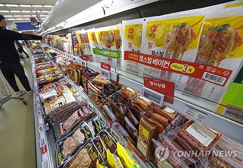 3월 물가 2.1% 상승, 가공식품 가격 오름폭 컸다(서울=연합뉴스) 황광모 기자 = 소비자물가가 석 달 연속 2%대 오름세를 나타낸 것으로 조사된 2일 서울 서초구 농협 하나로마트 양재점에 햄과 베이컨이 진열돼 있다.      이번 조사에서 가공식품 물가 상승률은 3.6%로 2023년 12월(4.2%) 이후 1년 3개월 만에 가장 많이 올랐다. 이를 통해 전체 물가를 0.30%포인트(p) 끌어 올렸다.     가공식품 물가 상승은 김치(15.3%), 커피(8.3%), 빵(6.3%), 햄 및 베이컨(6.0%) 등이 주도했다. 2025.4.2 hkmpooh@yna.co.kr