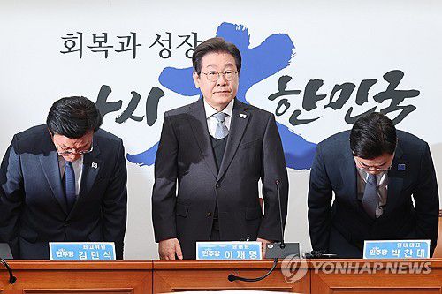 인사하는 이재명 대표(서울=연합뉴스) 김주성 기자 = 더불어민주당 이재명 대표가 4일 서울 여의도 국회에서 헌법재판소의 윤석열 대통령 파면 선고에 대한 입장을 밝히기에 앞서 인사하고 있다. 2025.4.4 utzza@yna.co.kr