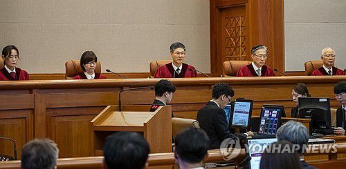 문형배 권한대행, 탄핵 인용 결정문 낭독(서울=연합뉴스) 문형배 헌법재판소장 권한대행(가운데)이 4일 서울 종로구 헌법재판소 대심판정에서 윤석열 대통령 탄핵심판 인용 결정문을 낭독하고 있다. 2025.4.4 [사진공동취재단] photo@yna.co.kr