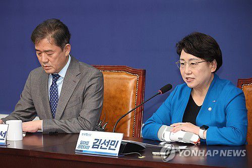 대선 관련 기자간담회하는 김선민 당 대표 권한대행(서울=연합뉴스) 박동주 기자 = 조국혁신당 김선민 당 대표 권한대행이 6일 서울 여의도 국회에서 열린 대선 관련 기자간담회에서 발언하고 있다. 2025.4.6 pdj6635@yna.co.kr