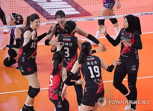 '인천 다시 가자' 득점한 정관장(대전=연합뉴스) 류영석 기자 = 6일 대전 충무실내체육관에서 열린 2024-2025 V리그 여자프로배구 챔피언결정전 4차전 정관장 레드스파크스와 흥국생명 핑크스파이더스의 경기.     정관장 선수들이 득점 후 기뻐하고 있다. 2025.4.6 ondol@yna.co.kr