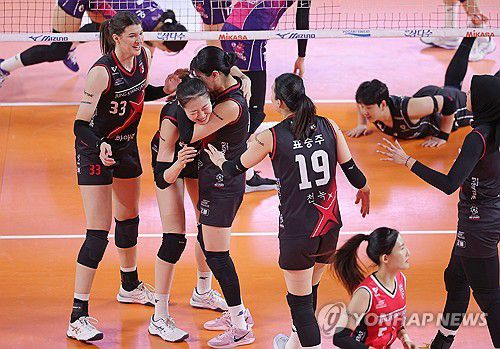 기뻐하는 정관장 선수들(대전=연합뉴스) 류영석 기자 = 6일 대전 충무실내체육관에서 열린 2024-2025 V리그 여자프로배구 챔피언결정전 4차전 정관장 레드스파크스와 흥국생명 핑크스파이더스의 경기.     정관장 선수들이 득점 후 기뻐하고 있다. 2025.4.6 ondol@yna.co.kr