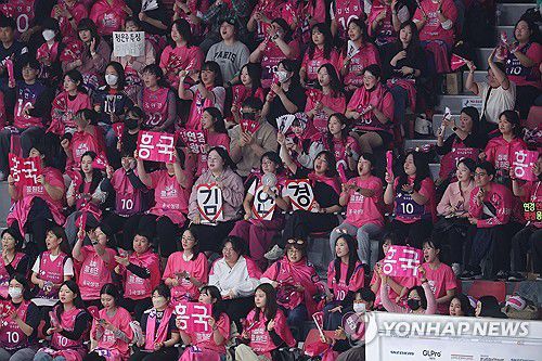 배구 열기(대전=연합뉴스) 류영석 기자 = 6일 2024-2025 V리그 여자프로배구 챔피언결정전 4차전 정관장 레드스파크스와 흥국생명 핑크스파이더스의 경기가 열린 대전 충무실내체육관에서 배구 팬들이 응원전을 펼치고 있다. 2025.4.6 ondol@yna.co.kr