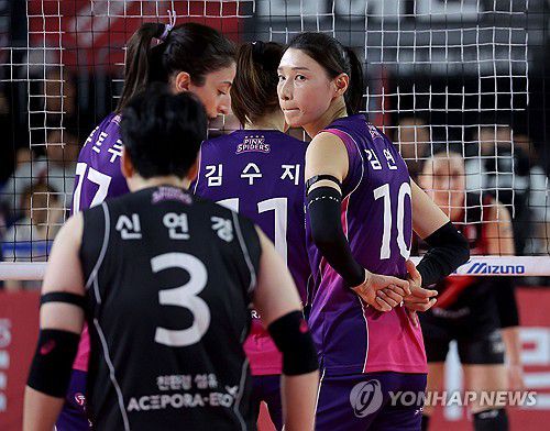 작전사인 내는 김연경(대전=연합뉴스) 류영석 기자 = 6일 대전 충무실내체육관에서 열린 2024-2025 V리그 여자프로배구 챔피언결정전 4차전 정관장 레드스파크스와 흥국생명 핑크스파이더스의 경기.     흥국생명 김연경이 작전 사인을 내고 있다. 2025.4.6 ondol@yna.co.kr