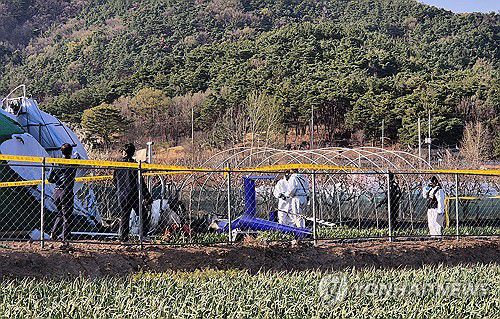 산불진화 임차헬기 또 추락(대구=연합뉴스) 황수빈 기자 = 산불 진화에 투입된 임차 헬기가 추락해 조종사가 사망하는 사고가 6일 또 발생했다.     지난달 26일 경북 의성 산불 현장에서 임차 헬기가 추락한 지 10여일 만이다.       6일 오후 3시 41분께 대구시 북구 서변동에서 난 산불진화 작업에 나선 헬기가 추락해 조종사(74) 1명이 숨졌다.     사진은 사고 현장 모습. 2025.4.6 hsb@yna.co.kr