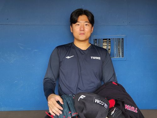 인터뷰하는 LG 송승기(서울=연합뉴스) 하남직 기자 = LG 5선발 송승기가 6일 서울 잠실구장에서 연합뉴스와 인터뷰하고 있다.