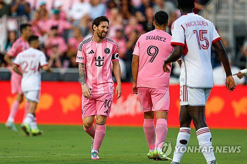 팀 동료 루이스 수아레스와 이야기를 나누는 리오넬 메시[AFP=연합뉴스]