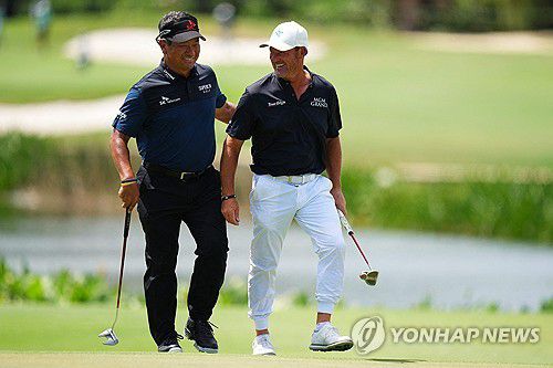최종 라운드에서 체카(오른쪽)와 동반 라운드를 하는 최경주. [AFP=연합뉴스]