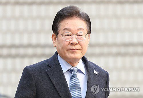 중앙지법 향하는 이재명 대표(서울=연합뉴스) 김성민 기자 = 더불어민주당 이재명 대표가 지난 2월 14일 서울 서초구 서울중앙지방법원에서 열린 '대장동 배임·성남FC 뇌물' 1심 속행 공판에 출석하고 있다. 2025.2.14 ksm7976@yna.co.kr