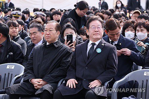 서해 수호의날 기념식 참석한 권영세-이재명(대전=연합뉴스) 홍해인 기자 = 국민의힘 권영세 비대위원장과 더불어민주당 이재명 대표가 28일 국립대전현충원에서 열린 서해 수호의 날 기념식에 참석해 있다. 2025.3.28 hihong@yna.co.kr